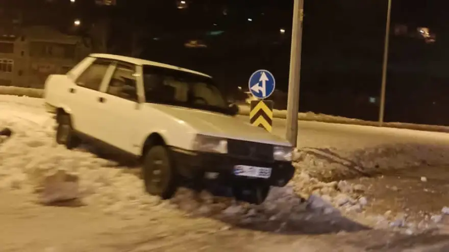 Kaza yapan sürücü aracını bırakıp kaçtı