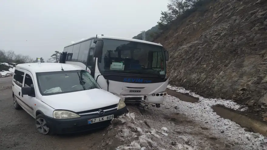 İşçi servisi ile otomobil çarpıştı...