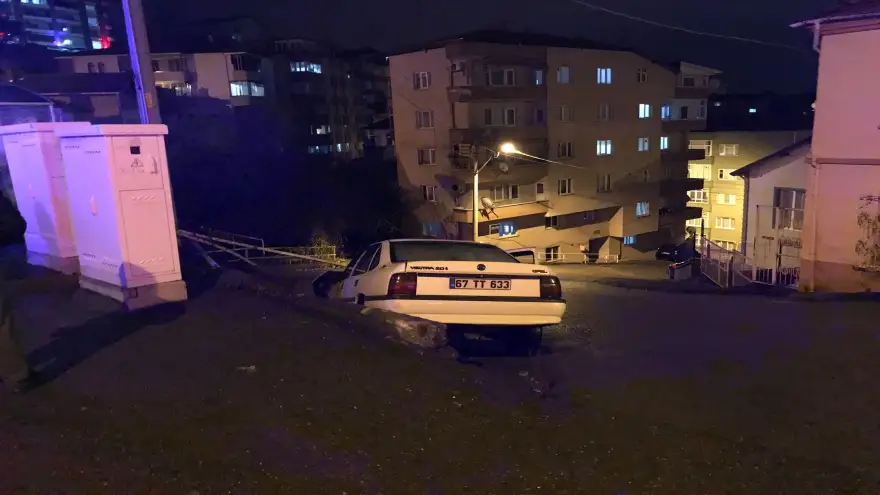 Demir korkuluklara çarptı