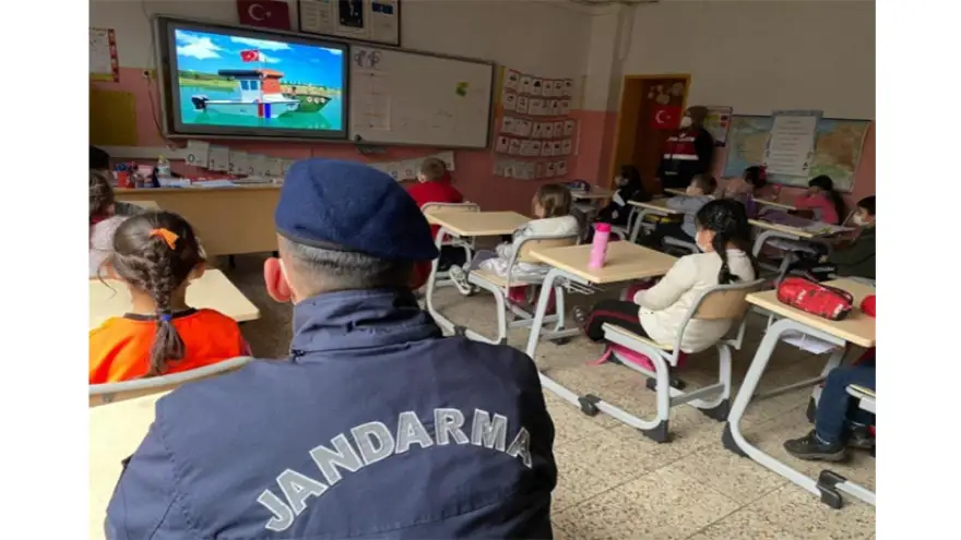 Jandarma, çocuklarla çizgi filim izledi