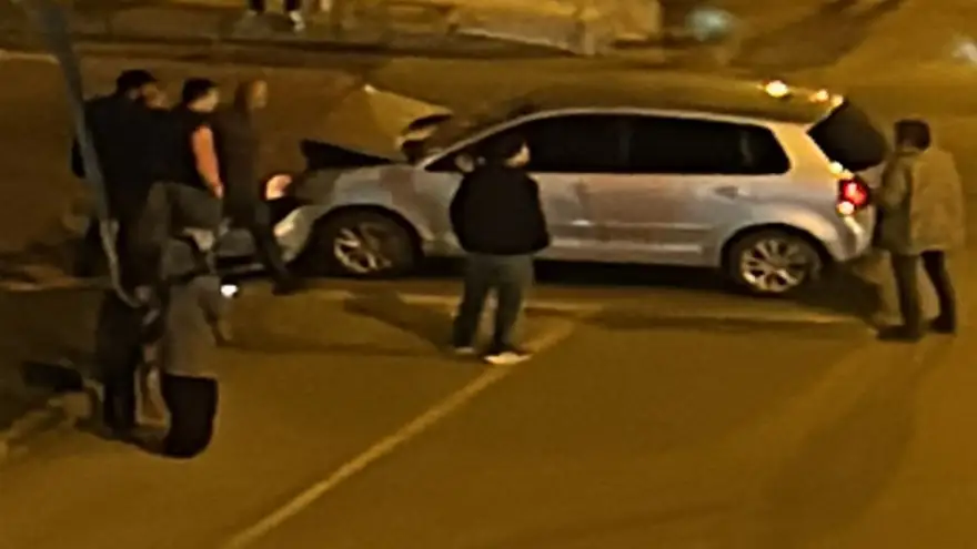 İki araç kavşakta çarpıştı