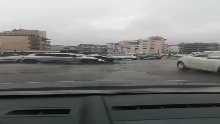 iki araç kafa kafaya çarpıştı