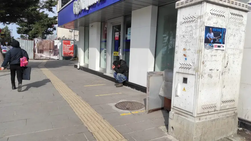 Yerde yatan şahıs ekipleri harekete geçirdi. ..