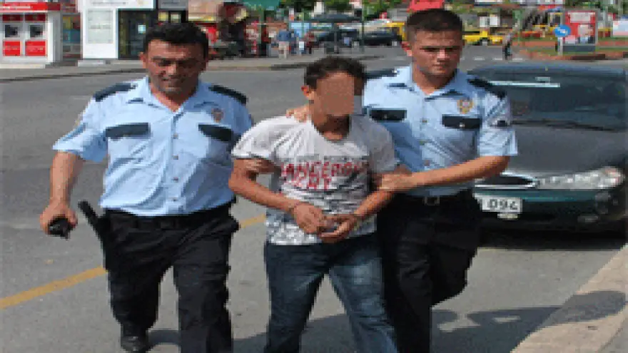 LİNÇ EDİLMEKTEN POLİS KURTARDI