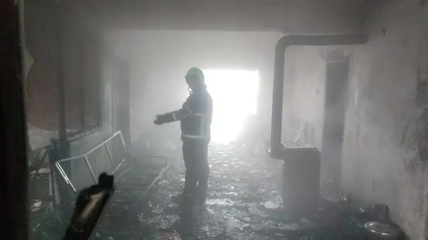 Çıkan yangında ev tamamen yandı