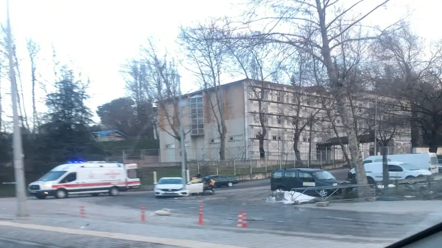 Direksiyon hakimiyetini kaybetti, elektrik direğine çarptı