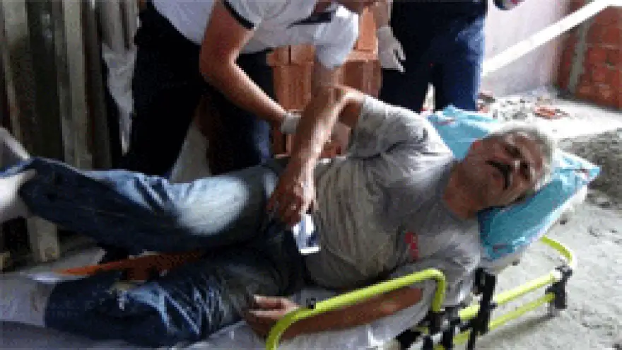 TAHTA YERİNE AYAĞINI KESTİ