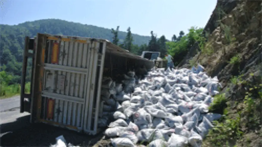 KÖMÜR YÜKLÜ TIR DEVRİLDİ