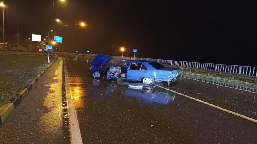 Direksyon hakimiyetini kaybetti, bariyerlere çarptı