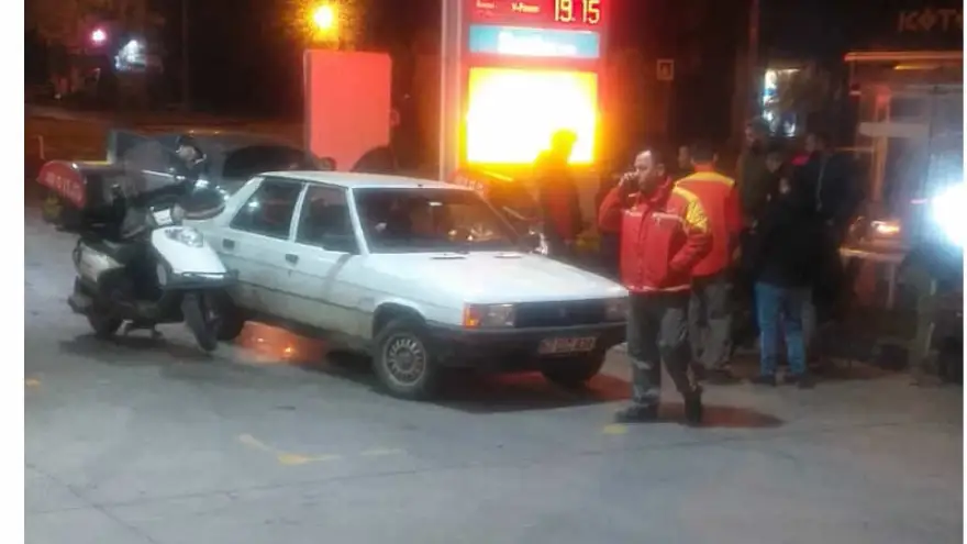 Motosikletle otomobil çarpıştı