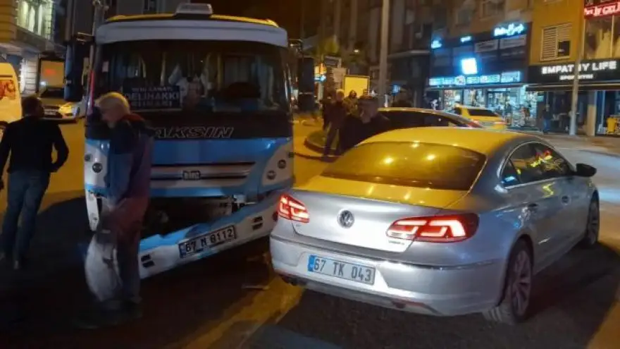 Minibüsün Freni tutmayınca otomobile vurarak durabildi