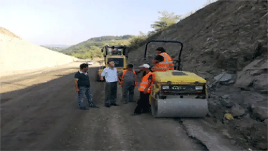 ORMANLI KÖPRÜ YOLU ASFLATLANIYOR. 
