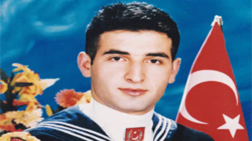 DEPREM DE HAYATINI KAYBEDEN GAZETECİ MEZARI BAŞINDA ANILDI
 
