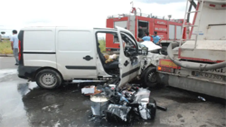 KAMYONET İLE TIR ÇARPIŞTI:1 YARALI