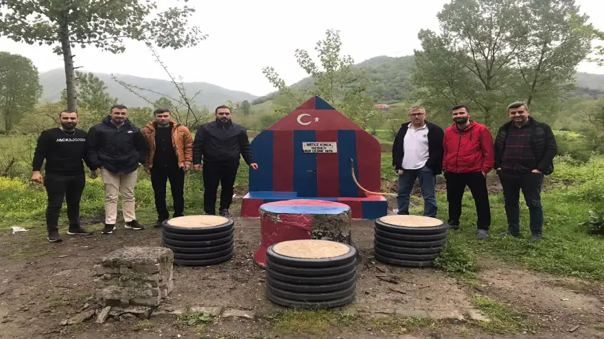 Çeşmeyi bordo maviye boyadılar