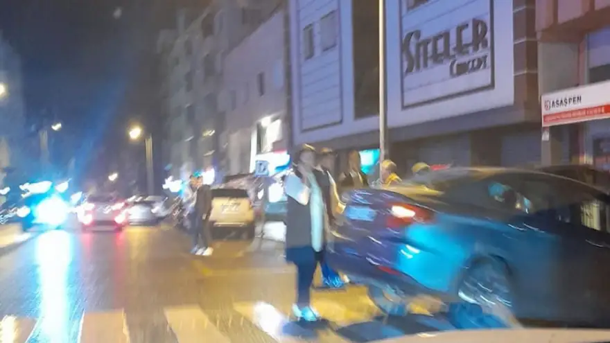 Sürücü yaya kaldırımında askıda kaldı