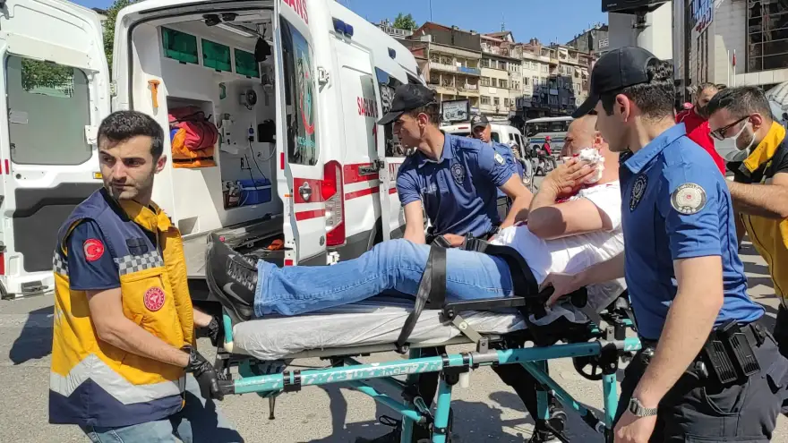 Boynundan bıçaklandı