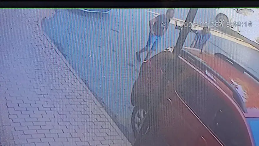 İki kişi arasında yaşanan kavga kameralara yansıdı..