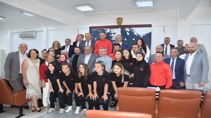Kdz. Ereğli Lisesi kız futsal takımı, altınla ödüllendirildi
