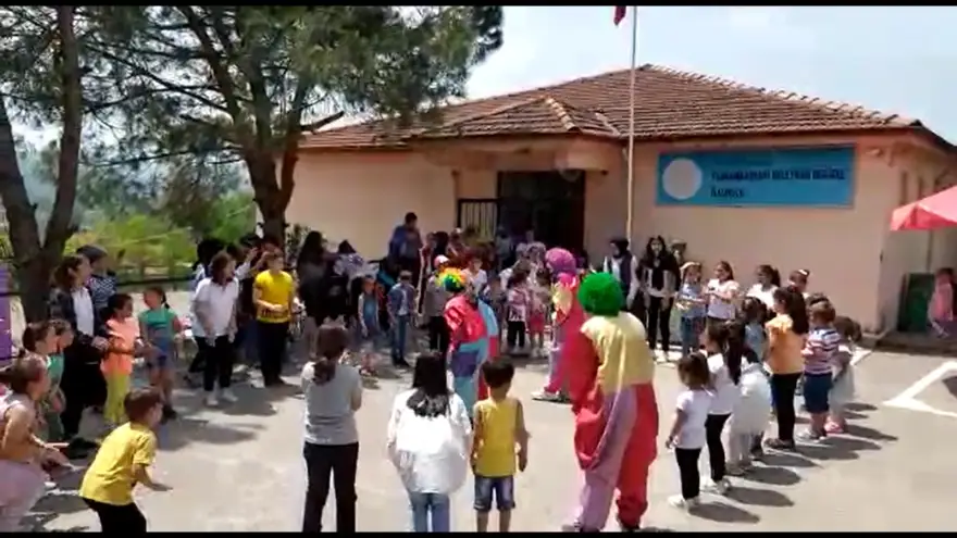 Öğrenciler kep yerine maske attılar...