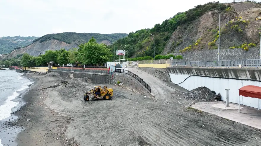 Sevgi, Barış, Dostluk Plajı Kumsalı Temizleniyor