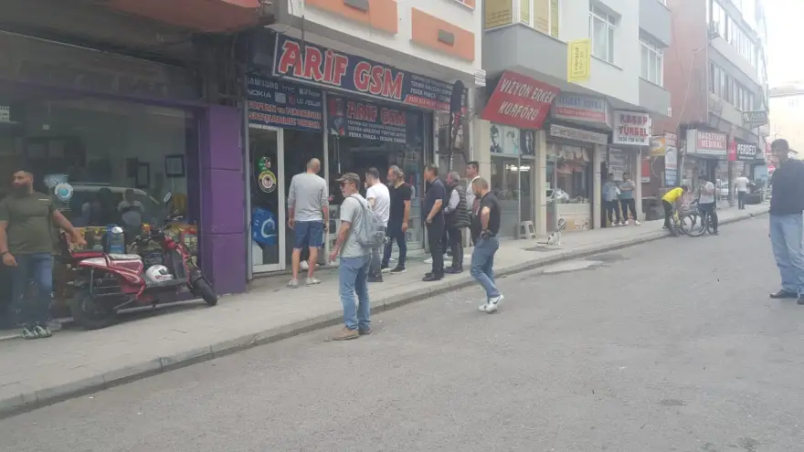 Arabasıyla geldi, dükkanın camlarını kırdı 