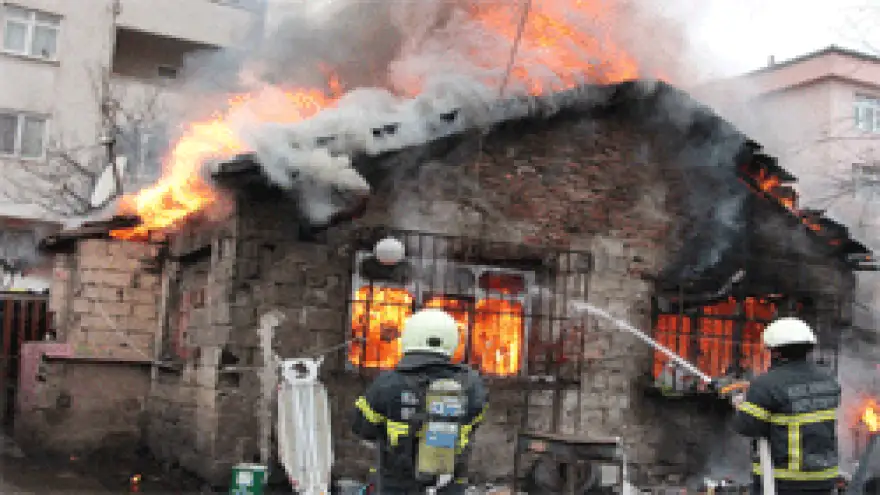 ÖNCE EVLERİ SONRA ARABALARI YANDI