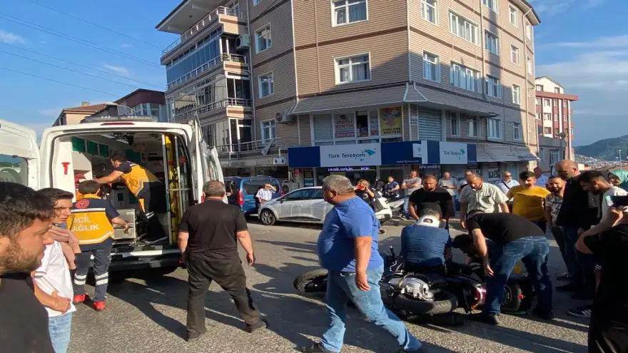Hafif ticari kamyonet ile motosiklet çarpıştı...