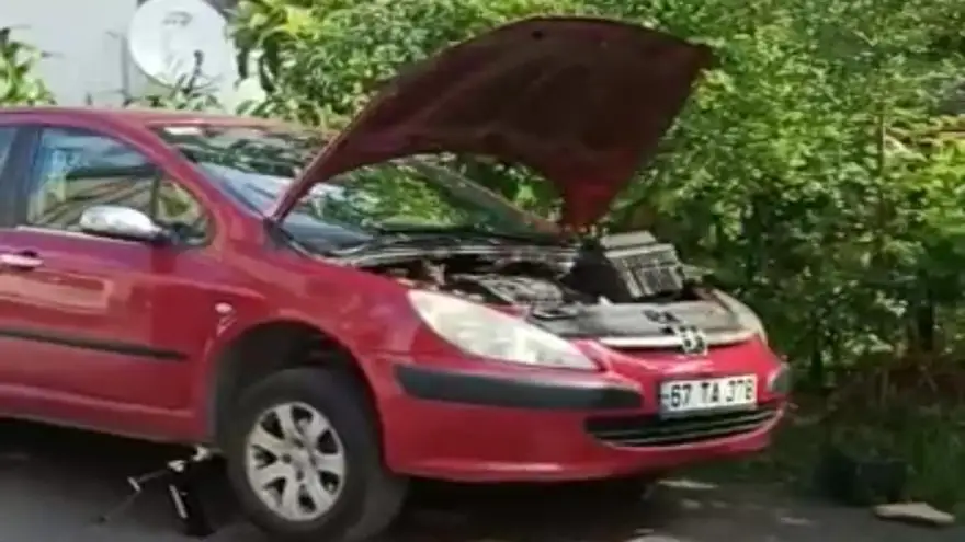 Motora sıkışan kedi kurtarıldı