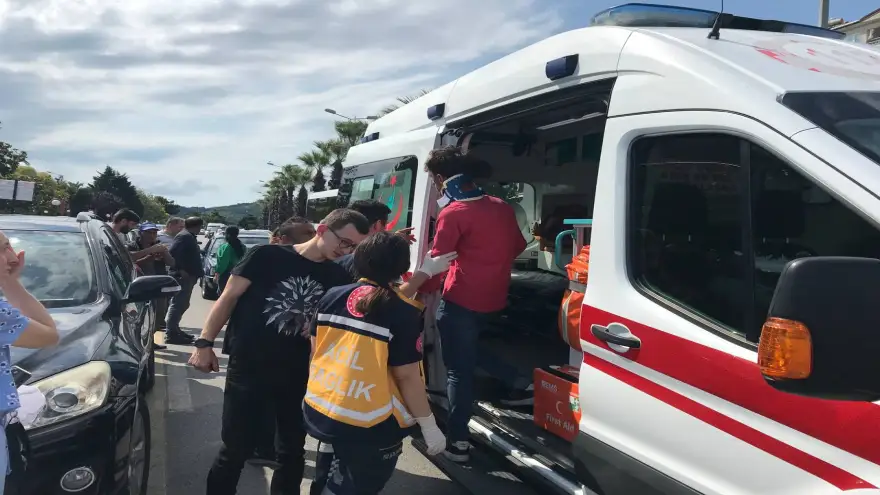 Tır'a makas attı otomobile çarptı