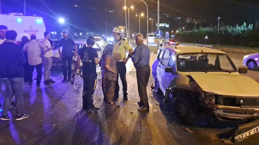 İki otomobil çarpıştı: 3 Yaralı