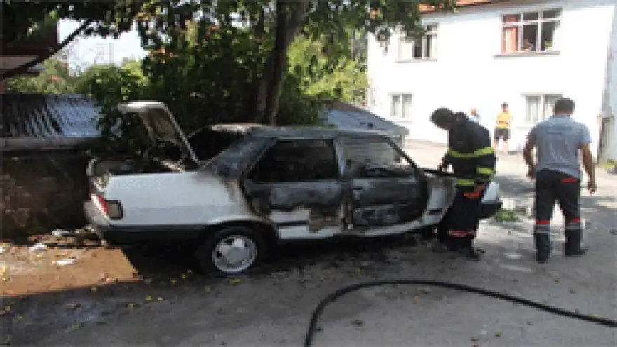 ÇAKMAKLA OYNARKEN OTOMOBİLİ YAKTI