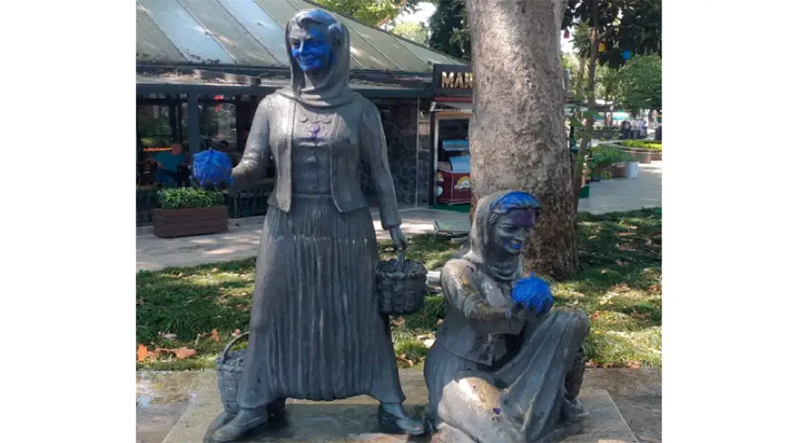 Kadın heykelini boyadılar