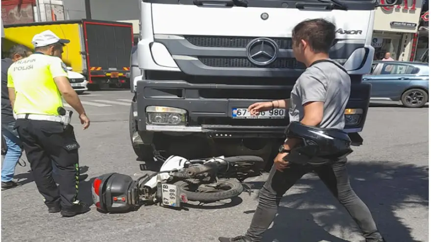 Tır ile motosiklet çarpıştı