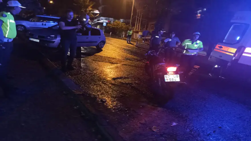 Kediyi ezmemek için direksiyonu kırdı kaza yaptı...