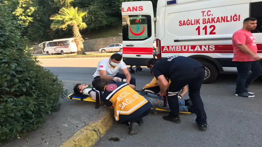 Motosiklet sürücüsü yayalara çarptı: 2 Yaralı