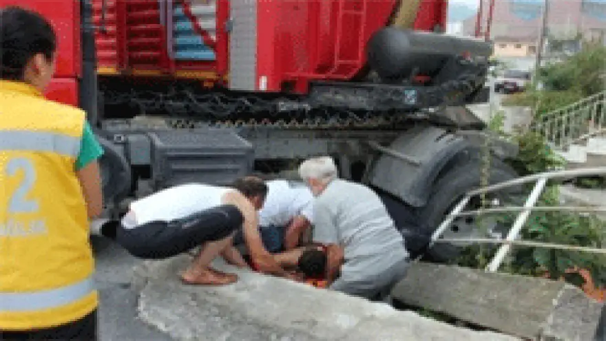 TIR'IN ALTINDA KALARAK CAN VERDİ