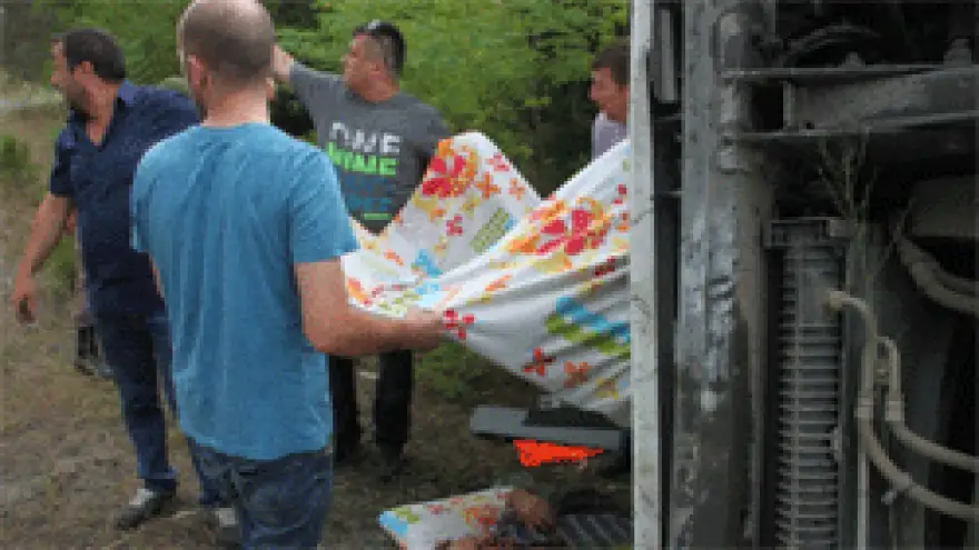 LASTİĞİ PATLAYAN TIR DEVRİLDİ