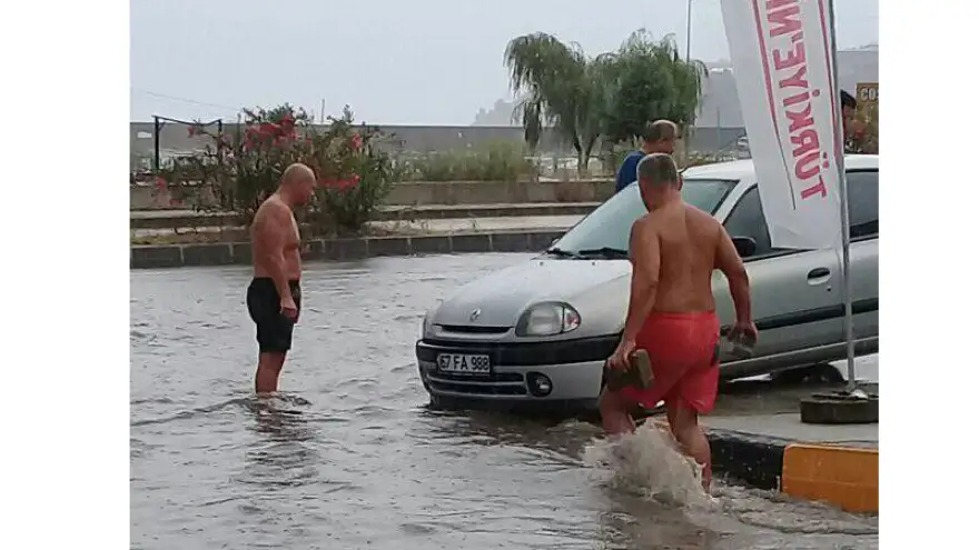 Kozlu sahil yolunda yollar göle döndü