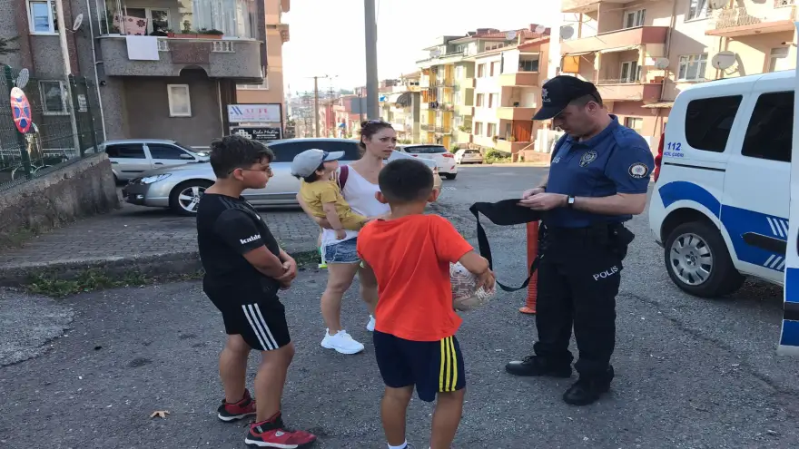 Para dolu çanta bulan 2 çocuk, durumu polise bildirdi..