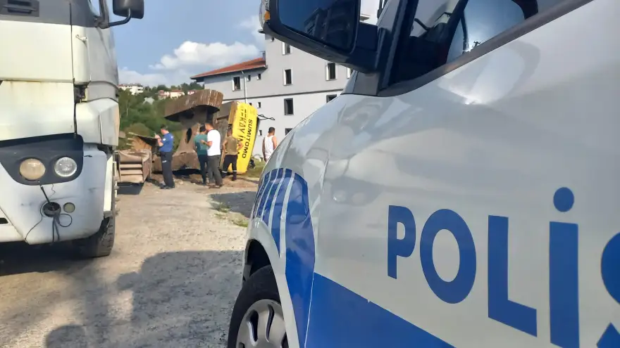 Eskavatör devrildi, operatör yaralandı...

