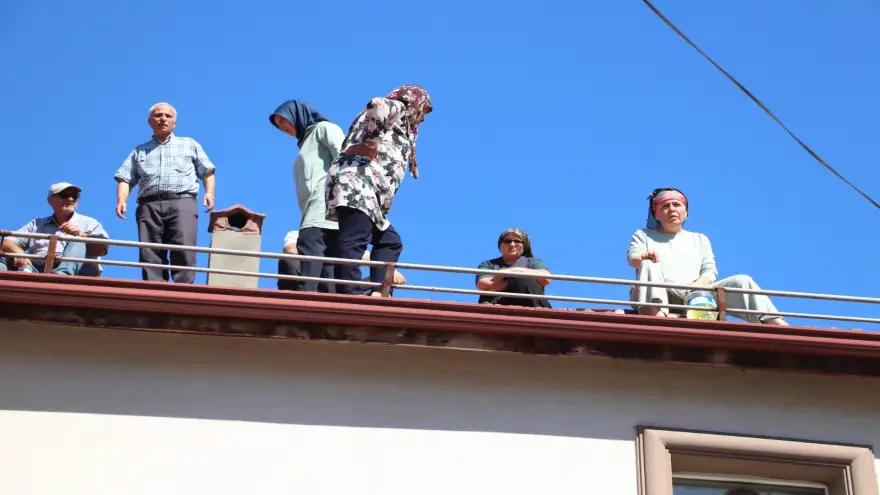 8 Kişilik aile benzin bidonu ile çatıya çıktı...