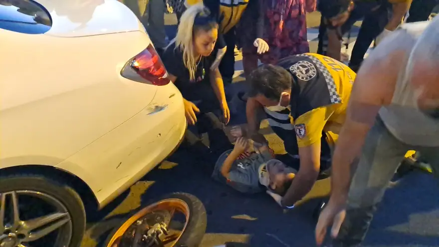 Motosiklet iki kardeşe çarptı