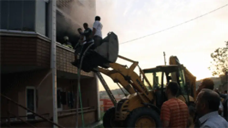 YANGINDA BİR EV KULLANILAMAZ HALE GELDİ