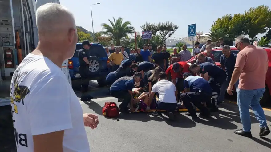 Manevra yapan jeep 2 yayaya çarptı...