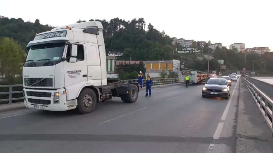 Tır’dan ayrılan dorse, köprü üzerinde kaldı.