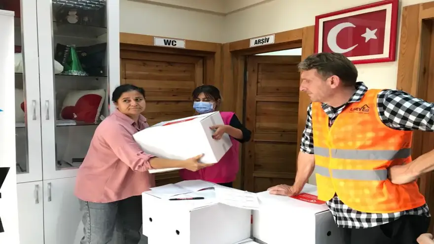 LÖSEV "Mutlu et" Paketleri dağıttı; İçinde yok yok...