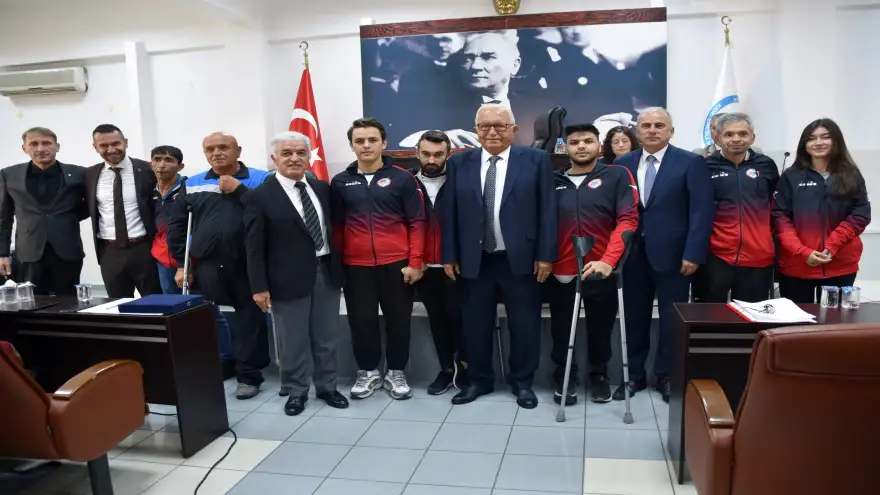 Belediye, Oturarak Voleybol Takımını Altınla Ödüllendirdi