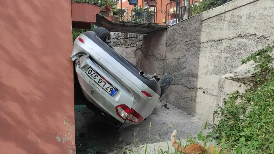 Otomobil apartman boşluğuna uçtu