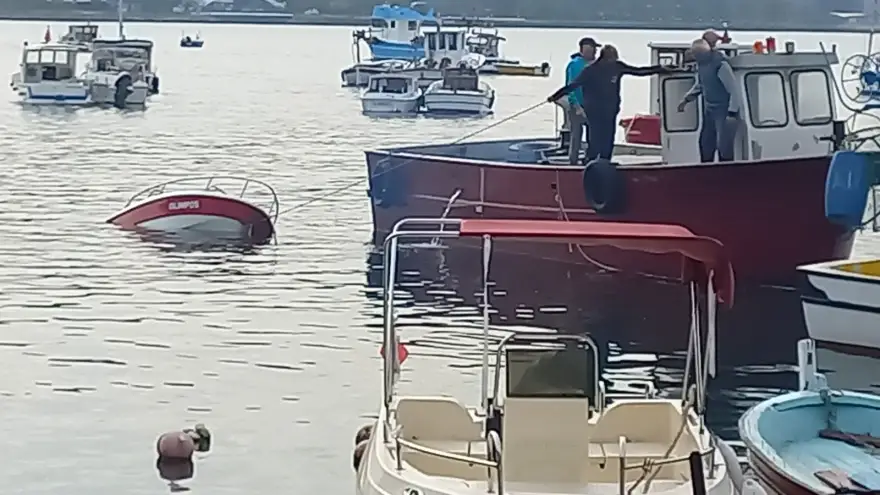 Alargada bağlı olan fiber tekne battı